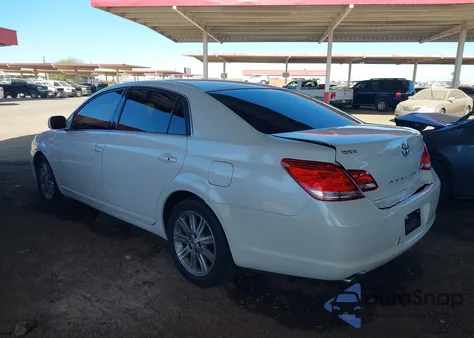 2005 Toyota Avalon Limited z USA, uszkodzony, nr VIN 4T1BK36B95U057628